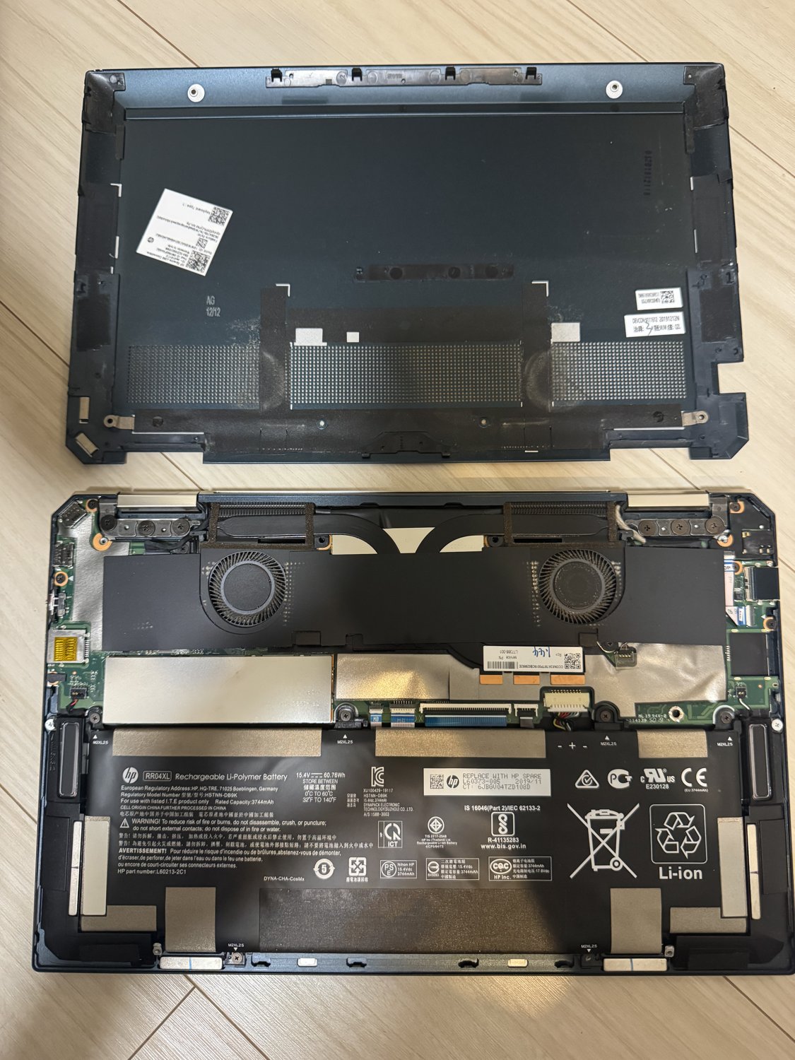 HP Spectreを分解して裏蓋を外した内部